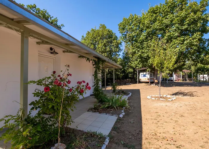 Iri.mia Nature אכסניה Sklithro (Melivoia)